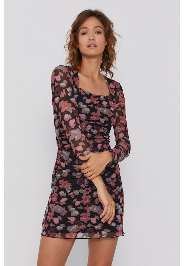 Desigual - Sukienka. Materiał: tkanina, dzianina, materiał. Długość rękawa: długi rękaw. Typ sukienki: dopasowane