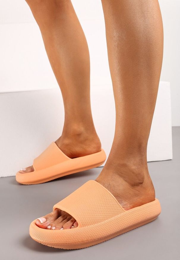 Born2be - Pomarańczowe Klapki z Pianki o Minimalistycznym Designie Kaseis. Okazja: na plażę, na co dzień. Kolor: pomarańczowy. Styl: sportowy, casual
