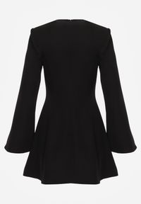 Born2be - Czarna Sukienka VICES o Rozkloszowanym Kroju z Szerokimi Rękawami Natemia. Okazja: na wesele, na imprezę, na ślub cywilny. Kolor: czarny. Materiał: futro. Styl: klasyczny #5