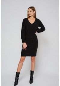 MOODO - Błyszcząca sukienka czarna. Kolor: czarny. Materiał: poliester, elastan #1