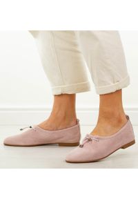 Różowe zamszowe skórzane półbuty damskie T.Sokolski w26-236. Okazja: na co dzień. Zapięcie: bez zapięcia. Kolor: różowy. Materiał: zamsz, skóra. Szerokość cholewki: normalna. Sezon: wiosna, jesień, lato. Styl: casual, elegancki, klasyczny #1