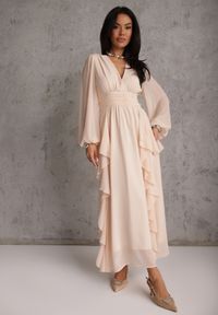 Renee - Beżowa Rustykalna Sukienka Wieczorowa z Falbanami i Marszczeniem w Talii Himereanes. Typ kołnierza: kołnierz z falbankami. Kolor: beżowy. Materiał: tkanina. Wzór: gładki, aplikacja. Typ sukienki: rozkloszowane. Styl: wizytowy #6