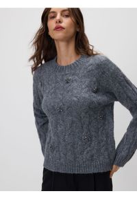 Reserved - Sweter z błyszczącą aplikacją - szary. Kolor: szary. Materiał: dzianina. Wzór: aplikacja #1