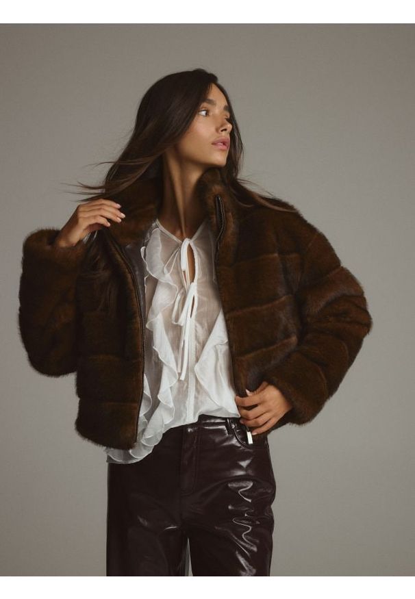 Reserved - Kurtka z imitacji futra - wielobarwny. Materiał: futro