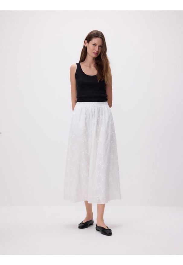 Reserved - Spódnica midi z haftem - biały. Kolor: biały. Materiał: tkanina, bawełna. Wzór: haft