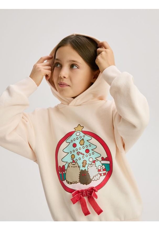 Reserved - Świąteczna bluza Pusheen - kremowy. Kolor: kremowy. Materiał: bawełna. Styl: wizytowy