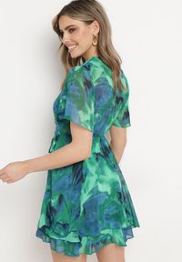 Born2be - Zielono-Niebieska Rozkloszowana Sukienka z Kopertowym Dekoltem i Gumką w Talii Pannestra. Okazja: na co dzień. Typ kołnierza: dekolt kopertowy. Kolor: zielony. Materiał: jeans. Długość rękawa: krótki rękaw. Typ sukienki: kopertowe. Styl: wizytowy, casual, elegancki #7