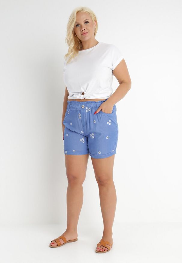 Born2be - Jasnoniebieskie Szorty Khloressa. Okazja: na co dzień. Kolekcja: plus size. Kolor: niebieski. Materiał: materiał. Wzór: gładki. Styl: casual