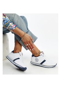 Biało-granatowe sneakersy damskie Cross Jeans białe. Nosek buta: okrągły. Kolor: biały. Materiał: guma #2