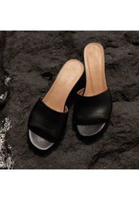 Marco Shoes Klapki Puerto Rey czarne. Kolor: czarny. Materiał: skóra. Obcas: na obcasie. Wysokość obcasa: średni #3