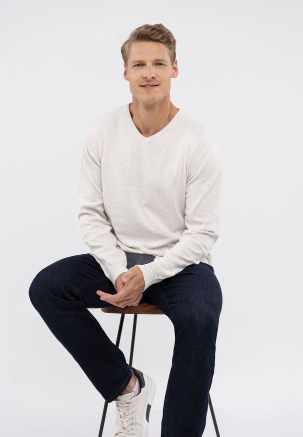 Volcano - Sweter z dekoltem w serek S-STIG. Typ kołnierza: dekolt w serek. Kolor: kremowy. Materiał: bawełna, dzianina. Wzór: ze splotem, haft, jednolity. Styl: klasyczny