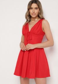 Born2be - Czerwona Sukienka Vices o Rozkloszowanym Kroju z Wiązaniem Foliseia. Okazja: na co dzień. Typ kołnierza: dekolt w kształcie V. Kolor: czerwony. Materiał: poliester, jeans. Długość rękawa: bez rękawów. Styl: elegancki, casual, klasyczny #4