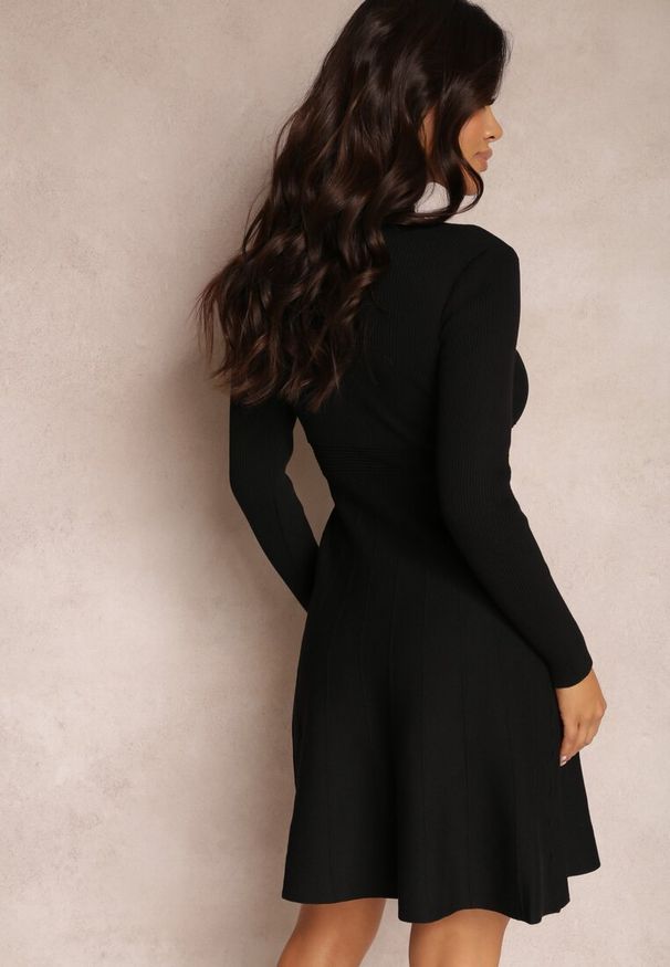 Renee - Czarna Sukienka z Wycięciem przy Dekolcie z Cyrkoniami i Perłami Hili. Kolor: czarny. Materiał: wiskoza, dzianina, tkanina. Długość rękawa: długi rękaw. Wzór: aplikacja. Styl: elegancki