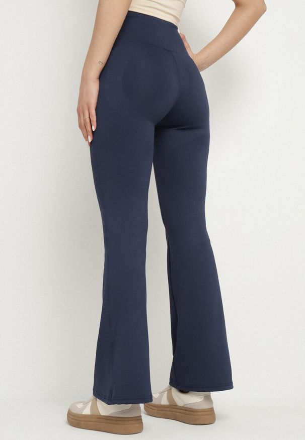 Born2be - Granatowe Spodnie Typu Dzwony z Wysokim Stanem Evelauri. Okazja: na co dzień. Stan: podwyższony. Kolor: niebieski. Styl: casual
