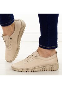 Beżowe skórzane półbuty damskie T.Sokolski 4000. Okazja: na co dzień. Nosek buta: okrągły. Kolor: beżowy. Materiał: skóra. Szerokość cholewki: normalna. Sezon: jesień, wiosna. Styl: klasyczny, casual #1