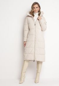 Born2be - Beżowa Zimowa Kurtka za Kolano Płaszcz z Szerokim Pikowaniem i Nieodpinanym Kapturem Hressa. Kolor: beżowy. Długość: długie. Wzór: aplikacja. Sezon: zima #1