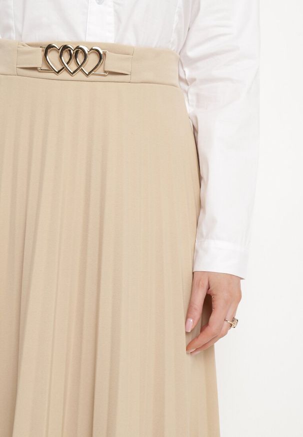 Born2be - Beżowa Spódnica z Gumką i Metalową Ozdobą w Pasie Azami. Kolor: beżowy. Materiał: tkanina. Wzór: aplikacja. Sezon: wiosna, lato