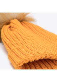 Wittchen - Damska czapka z gęstym splotem i pomponem żółta. Kolor: żółty. Materiał: akryl. Wzór: ze splotem. Sezon: zima. Styl: klasyczny, elegancki