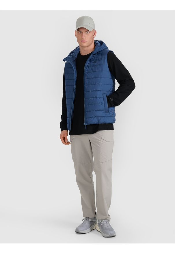 4f - 4F Bezrękawnik puchowy z wypełnieniem syntetycznym męski - granatowy S. Okazja: na co dzień. Typ kołnierza: kołnierzyk stójkowy, kaptur. Kolor: niebieski. Materiał: puch, syntetyk. Długość rękawa: bez rękawów. Długość: długie. Styl: casual, klasyczny, sportowy