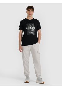 4f - 4F T-shirt regular z nadrukiem męski - czarny M. Okazja: na co dzień. Kolor: czarny. Materiał: jersey, materiał, bawełna. Długość rękawa: krótki rękaw. Długość: krótkie. Wzór: nadruk. Styl: klasyczny, sportowy, casual