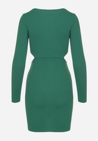 Born2be - Zielona Sukienka o Dopasowanym Kroju z Wycięciami w Talii Halassia. Okazja: na randkę, na co dzień. Typ kołnierza: dekolt w serek. Kolor: zielony. Długość rękawa: długi rękaw. Typ sukienki: dopasowane, proste. Styl: casual, elegancki #3
