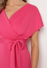 Born2be - Fuksjowa Wieczorowa Sukienka z Kopertowym Dekoltem i Rozcięciem z Materiałowym Paskiem Vorni. Okazja: na co dzień. Kolor: różowy. Materiał: materiał. Typ sukienki: kopertowe. Styl: wizytowy #4