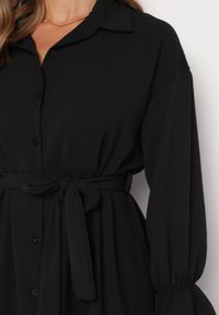 Born2be - Czarna Koszulowa Sukienka z Wiązanym Paskiem Stevania. Kolor: czarny. Materiał: materiał. Typ sukienki: koszulowe. Długość: mini #2