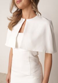 Born2be - Biała Dopasowana Elegancka Sukienka VICES z Pelerynką Celareca. Kolor: biały. Materiał: poliester. Długość rękawa: na ramiączkach. Styl: elegancki #2