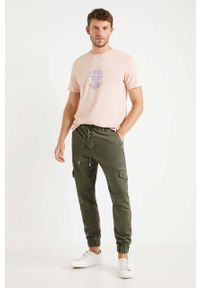 Desigual spodnie 22SMPW02 męskie kolor zielony joggery. Kolor: zielony. Materiał: tkanina #1