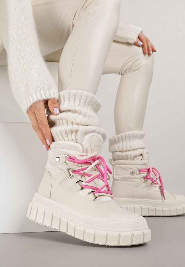 Born2be - Beżowe Śniegowce Vices na Grubej Tłoczonej Podeszwie Anirrise. Kolor: beżowy. Materiał: skóra, jeans