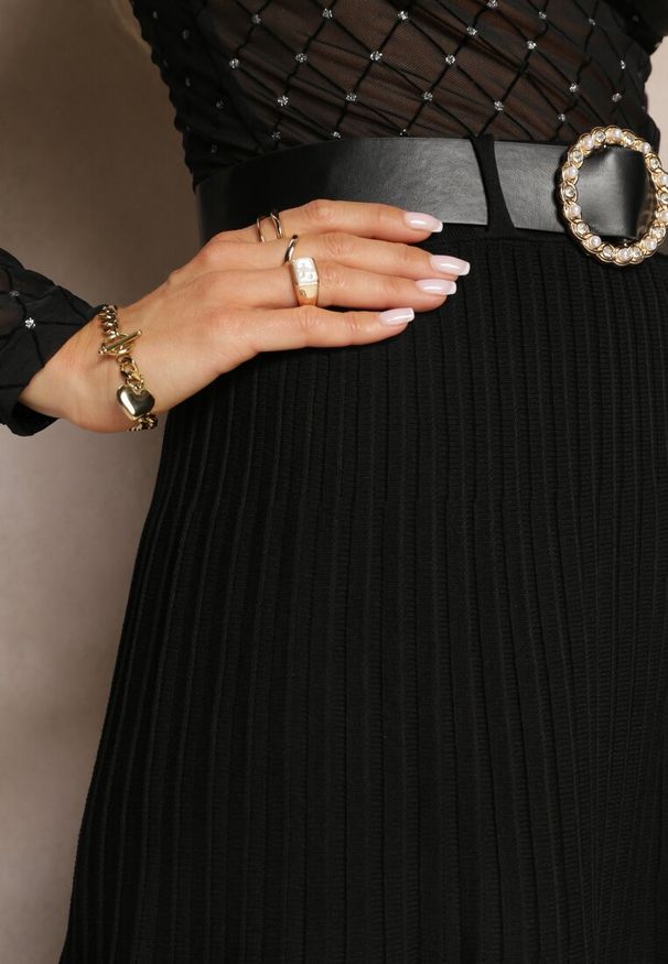 Renee - Czarna Midi Plisowana Spódnica z Gumką w Pasie i Paskiem z Ekoskóry Juara. Kolor: czarny. Materiał: wiskoza. Styl: klasyczny