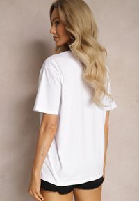 Renee - Biały T-shirt z Okrągłym Dekoltem Ozdobionym Łańcuszkiem Arillaisa. Kolor: biały. Wzór: aplikacja