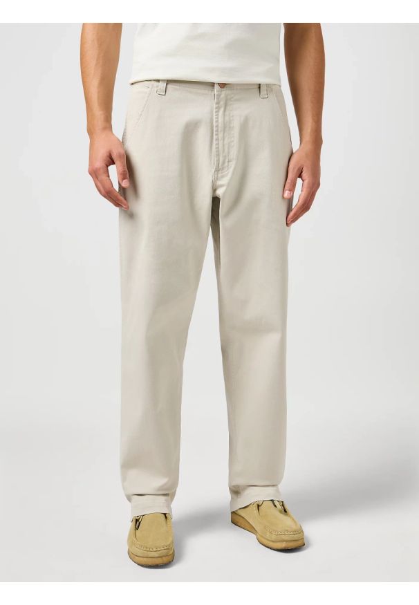 Wrangler - WRANGLER MĘSKIE SPODNIE WRANGLER RELAXED CHINO PELICAN 112362915