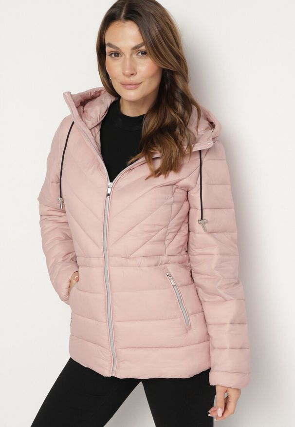 Born2be - Ciemnoróżowa Pikowana Kurtka z Kapturem i Ozdobnymi Sznurkami Zailora. Okazja: na co dzień. Typ kołnierza: kaptur. Kolor: różowy. Materiał: jeans. Styl: elegancki, casual