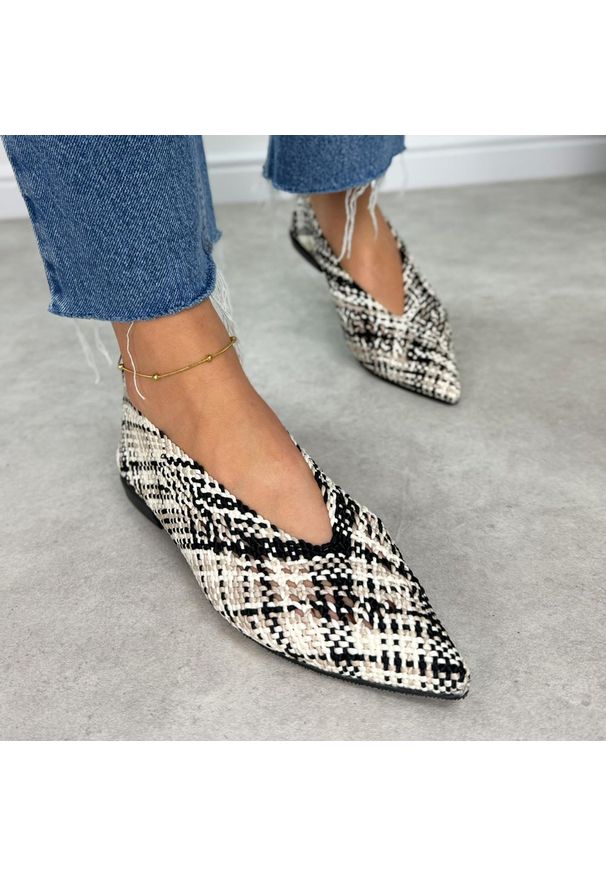 Czarne przewiewne półbuty damskie T.Sokolski 135. Okazja: do pracy, na co dzień. Kolor: czarny. Materiał: tkanina. Sezon: wiosna, lato. Obcas: na obcasie. Styl: elegancki, casual. Wysokość obcasa: niski