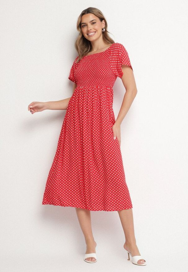 Born2be - Czerwona Sukienka z Bawełny o Rozkloszowanym Kroju w Kropeczki Lisadrisa. Okazja: na imprezę, na co dzień. Kolor: czerwony. Materiał: bawełna. Długość rękawa: krótki rękaw. Styl: klasyczny, casual, elegancki