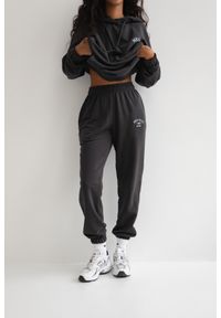 Marsala - Spodnie dresowe typu jogger z HAFTEM w kolorze WASHED BLACK - HAGER-L. Stan: podwyższony. Materiał: dresówka. Wzór: haft. Styl: elegancki