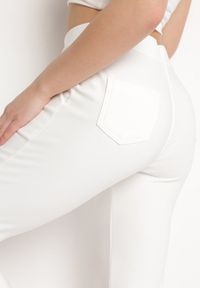 Born2be - Białe Spodnie z Nogawkami 7/8 i Kieszeniami Selandima. Kolor: biały. Styl: elegancki #5