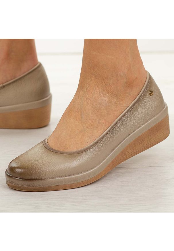 Beżowe skórzane półbuty damskie Vinceza 39987. Okazja: na co dzień. Nosek buta: okrągły. Kolor: beżowy. Materiał: skóra. Szerokość cholewki: normalna. Sezon: wiosna, jesień, lato. Obcas: na koturnie. Styl: casual, elegancki, klasyczny