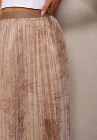 Renee - Beżowa Plisowana Spódnica Midi Ozdobiona Abstrakcyjnym Wzorem na Siateczce Estabia. Okazja: na co dzień. Kolor: beżowy. Materiał: tiul. Wzór: aplikacja. Styl: casual, rockowy #3
