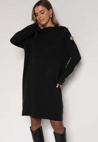 Born2be - Czarna Sweterkowa Sukienka Pudełkowa Ozdobiona z Boku Guzikami Tustina. Okazja: na co dzień. Kolor: czarny. Materiał: jeans. Wzór: aplikacja. Typ sukienki: proste. Styl: casual, elegancki #1