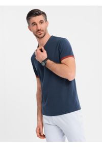 Ombre Clothing - T-shirt męski z kontrastowymi wstawkami i dekoltem w serek – granatowy V1 OM-TSCT-0198 - XXL. Okazja: na co dzień. Typ kołnierza: dekolt w serek. Kolor: niebieski. Materiał: dzianina, materiał, bawełna. Długość: krótkie. Styl: sportowy, casual #8