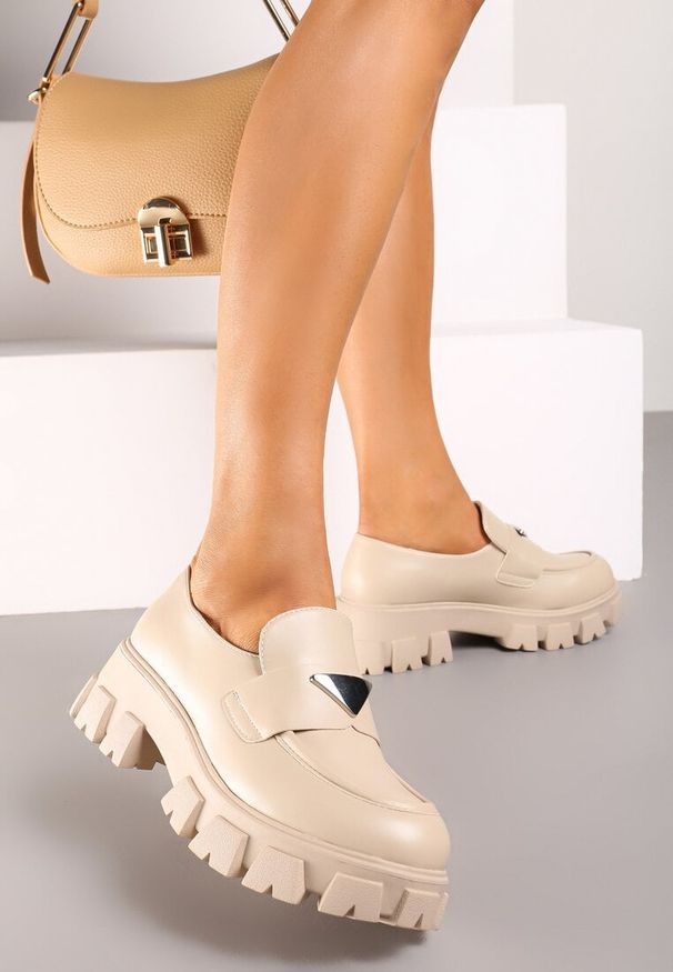 Born2be - Beżowe Mokasyny na Grubej Podeszwie z Metaliczną Ozdobą Arfonae. Kolor: beżowy. Wzór: aplikacja. Styl: klasyczny, elegancki