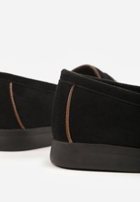 Renee - Czarne Mokasyny z Imitacji Zamszu z Zawieszką na Nosku Theophitos. Okazja: na spacer. Kolor: czarny. Materiał: zamsz. Wzór: grochy. Styl: elegancki, retro #5