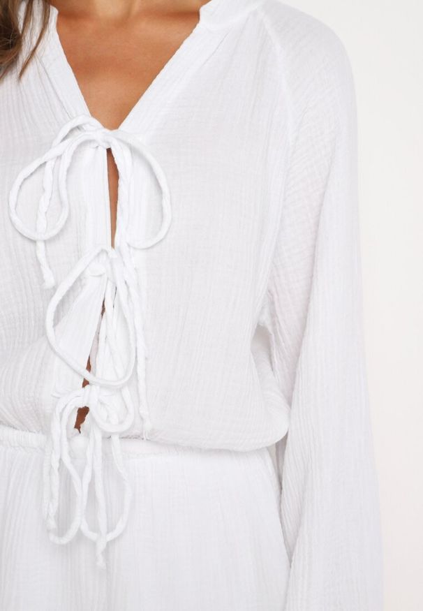 Born2be - Biały Wiązany Bawełniany Kombinezon Boho z Falbankami i Wiązaniem Lalelia. Okazja: na imprezę, na co dzień. Kolor: biały. Materiał: bawełna. Sezon: lato. Styl: boho