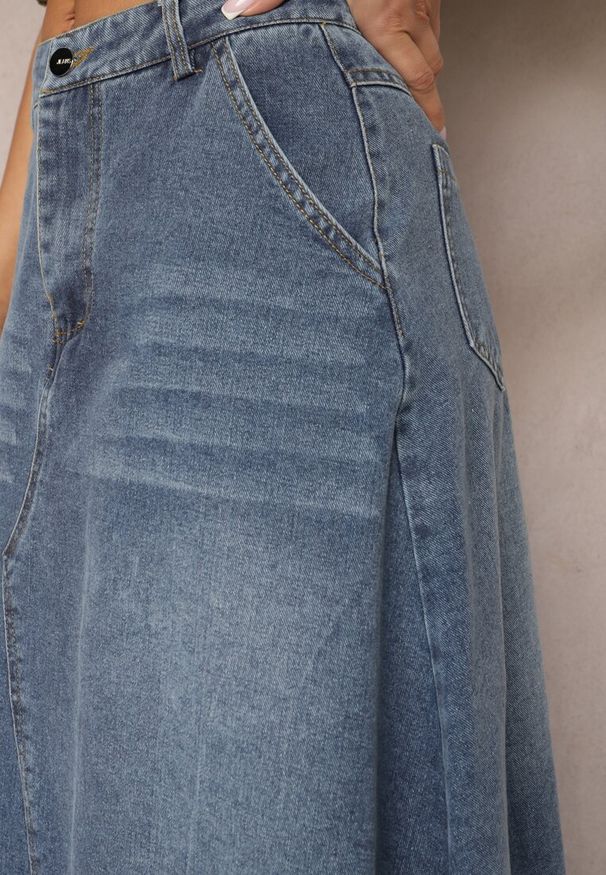 Renee - Niebieska Trapezowa Spódnica z Bawełny Jeansowa Ozdobiona Paskiem i Strzępieniami na Dole Meraleo. Kolor: niebieski. Materiał: bawełna, jeans. Wzór: aplikacja