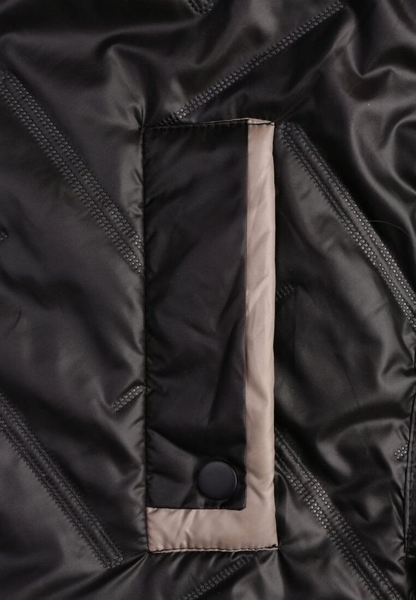 Renee - Czarna Kurtka z Pikowanymi Przeszyciami i Kapturem Ściągana po Bokach Nusillian. Okazja: na co dzień. Kolor: czarny. Materiał: jeans. Styl: casual, klasyczny, elegancki