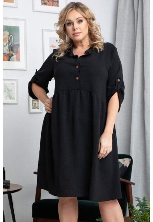 KARKO - Sukienka do pracy swobodna odcinana pod biustem DALIA czarna. Okazja: do pracy. Typ kołnierza: dekolt w kształcie V. Kolekcja: plus size. Kolor: czarny. Materiał: tkanina, poliester, materiał. Długość rękawa: krótki rękaw. Sezon: zima, lato. Typ sukienki: oversize, dla puszystych, proste. Styl: wizytowy, casual, elegancki