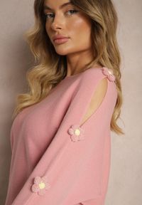 Renee - Ciemnoróżowy Sweter z Wiskozą Ozdobiony Wycięciami na Rękawach Evathia. Okazja: na co dzień. Kolor: różowy. Materiał: wiskoza. Wzór: aplikacja. Styl: wizytowy, elegancki, casual #5