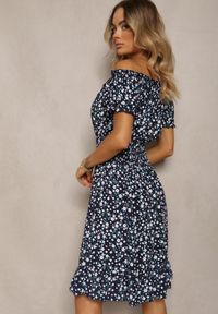 Renee - Granatowa Bawełniana Sukienka Midi Hiszpanka z Gumką w Pasie Dnise. Typ kołnierza: dekolt hiszpanka. Kolor: niebieski. Materiał: bawełna. Długość: midi